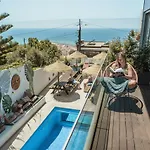 The Salty Surf & Yoga Hostal Ericeira